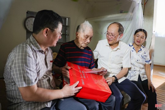 Xét tặng Huy hiệu Đảng: bảo đảm trọn vẹn sự ghi nhận với đảng viên lão thành