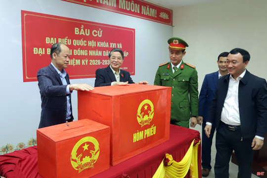 Phó Chủ tịch Quốc hội kiểm tra công tác bầu cử tại Vũng Áng