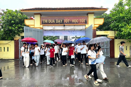 Mưa lớn không ảnh hưởng đến ngày thi đầu tiên tại điểm thi Trường THPT Hương Sơn