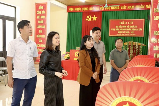 Xã Vũ Quang kiểm tra công tác chuẩn bị bầu cử tại các thôn
