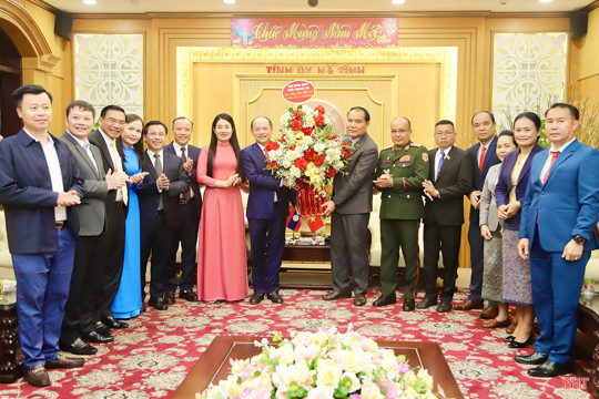 Tỉnh Hà Tĩnh và Khăm Muồn tiếp tục thắt chặt tình đoàn kết, hợp tác toàn diện