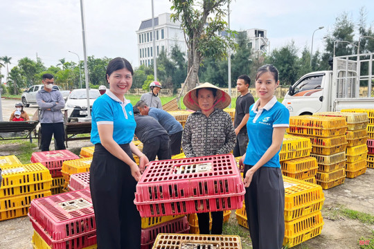 Xã Lộc Hà trao mô hình sinh kế cho 24 hộ có hoàn cảnh khó khăn trên địa bàn 