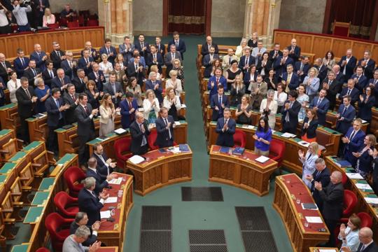 Hungary thông qua sửa đổi hiến pháp cho phép chấm dứt sớm nhiệm kỳ tổng thống