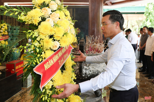 Thống đốc Ngân hàng Nhà nước dâng hương tại Khu di tích Ngã ba Đồng Lộc