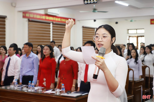 60 học sinh Trường THPT Chuyên Hà Tĩnh vinh dự đứng vào hàng ngũ của Đảng