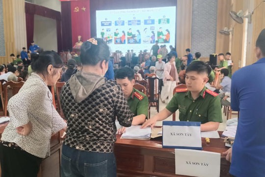 Xã Sơn Tây hỗ trợ thân nhân liệt sĩ thu nhận mẫu ADN phục vụ xác định danh tính hài cốt liệt sĩ