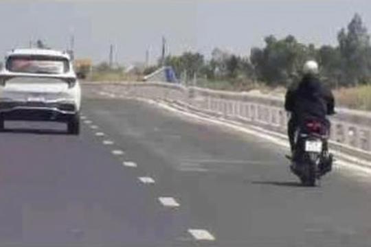 Người dân sử dụng VNeID phản ánh xe máy lưu thông trên cao tốc