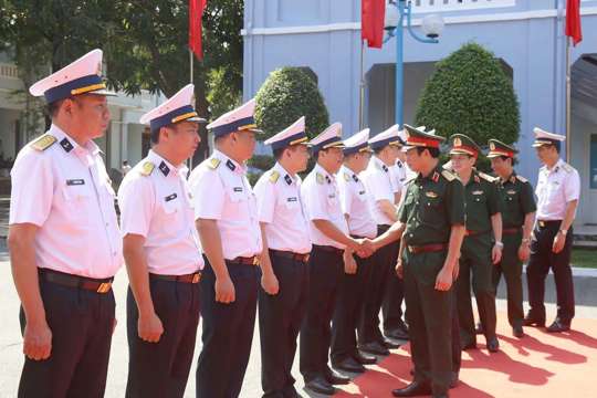 Tổng Tham mưu trưởng kiểm tra, động viên các đơn vị Hải quân tại Cam Ranh trước Tết 