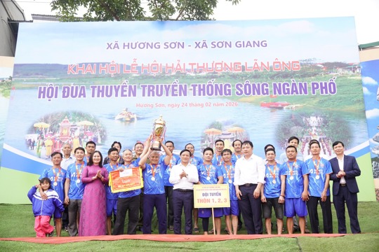 Sôi nổi khai hội Hải Thượng Lãn Ông và đua thuyền truyền thống trên sông Ngàn Phố