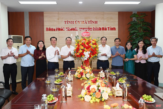 Lãnh đạo UBND tỉnh chúc mừng Báo và phát thanh, truyền hình Hà Tĩnh 