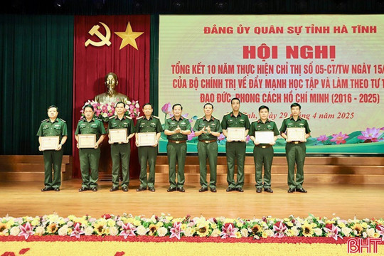 Khen thưởng 7 tập thể, 8 cá nhân điển hình trong học và làm theo Bác 