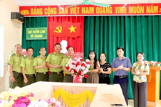 Lãnh đạo xã Vũ Quang chúc mừng Hạt Kiểm lâm nhân ngày truyền thống