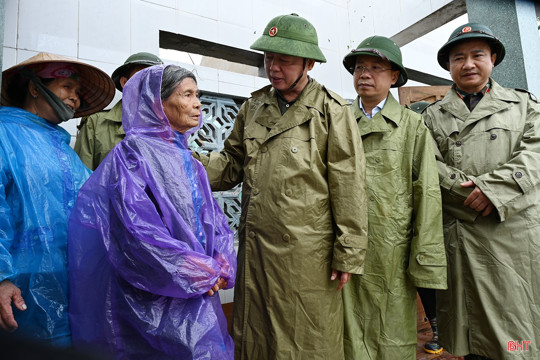  Phó Thủ tướng Trần Hồng Hà động viên Nhân dân Hà Tĩnh khắc phục hậu quả bão số 5