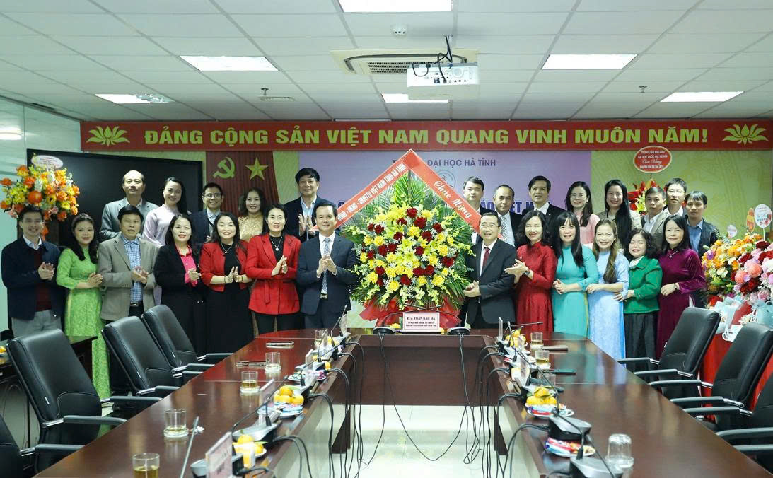 Lãnh đạo tỉnh chúc mừng các đơn vị, trường học nhân Ngày Nhà giáo Việt Nam