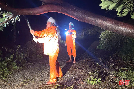  Bão tan, ngành điện Hà Tĩnh khẩn trương khắc phục nhanh sự cố