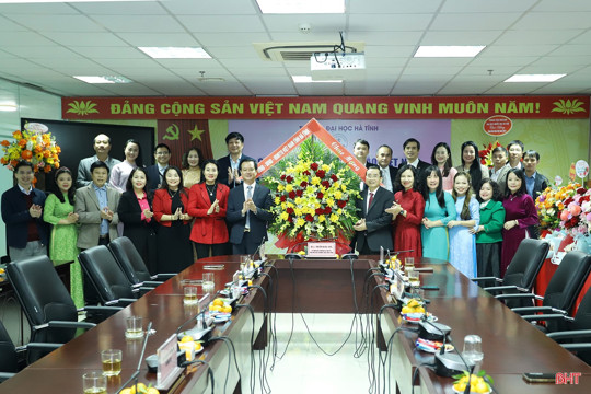 Lãnh đạo tỉnh chúc mừng các đơn vị, trường học nhân Ngày Nhà giáo Việt Nam