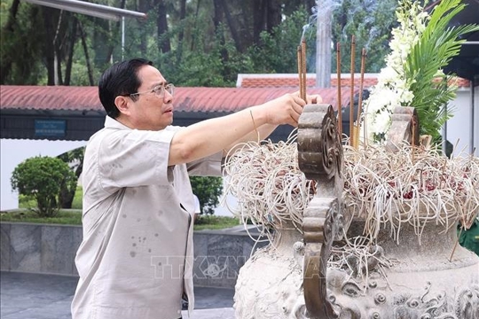 Thủ tướng Phạm Minh Chính dâng hương tưởng nhớ các Anh hùng liệt sĩ; thăm gia đình chính sách tại Hà Tĩnh