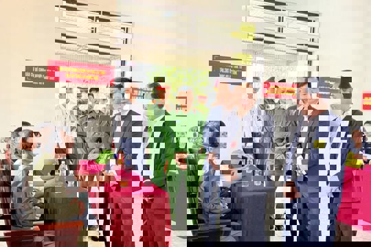 Phó Chủ tịch UBND tỉnh Hồ Huy Thành kiểm tra công tác bầu cử tại các xã Cẩm Bình và Thạch Xuân