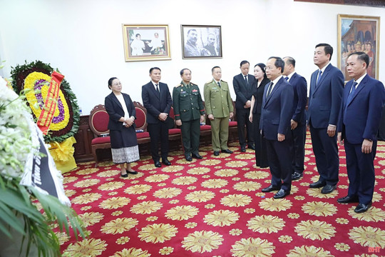 Đoàn đại biểu Hà Tĩnh viếng Chủ tịch Quốc hội Lào Saysomphone Phomvihane