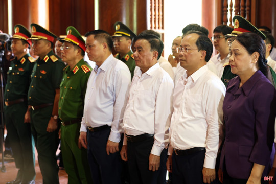 Đồng chí Trần Cẩm Tú dâng hương tưởng niệm Chủ tịch Hồ Chí Minh, tri ân các anh hùng liệt sĩ tại Ngã ba Đồng Lộc