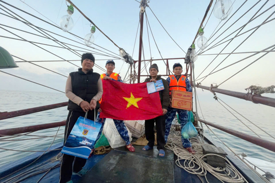 Cảnh sát biển bám biển xuyên Tết, đồng hành cùng ngư dân Vịnh Bắc Bộ