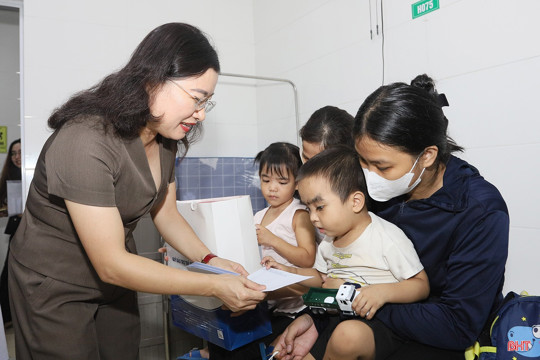 Lãnh đạo tỉnh Hà Tĩnh sẻ chia yêu thương với trẻ em dịp Tết Trung thu