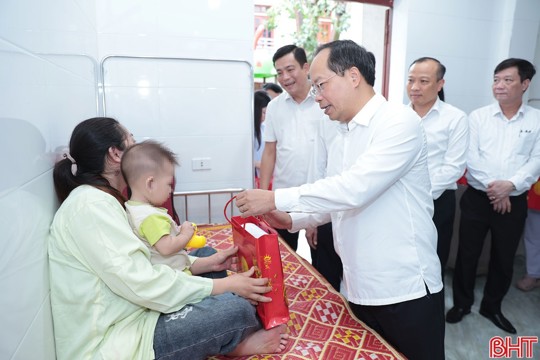 Bí thư Tỉnh ủy thăm, tặng quà trẻ em tại BVĐK TX Kỳ Anh dịp Tết Trung thu