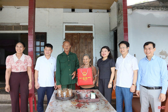 Lãnh đạo tỉnh tặng quà, tri ân người có công với cách mạng