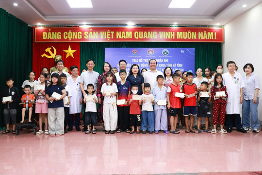 270 suất quà tiếp sức bệnh nhi bước vào năm học mới