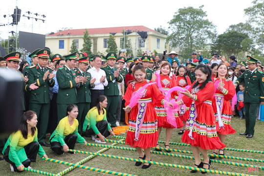 Giữ vững ổn định chính trị, phát triển kinh tế - xã hội gắn với củng cố quốc phòng - an ninh 