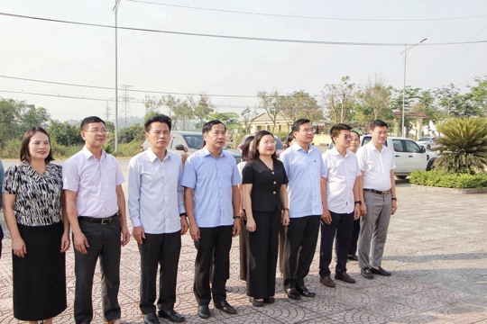 Phó Chủ tịch UBND tỉnh Nguyễn Thị Nguyệt dâng hoa tại Di tích lịch sử Bến đò Thượng Trụ