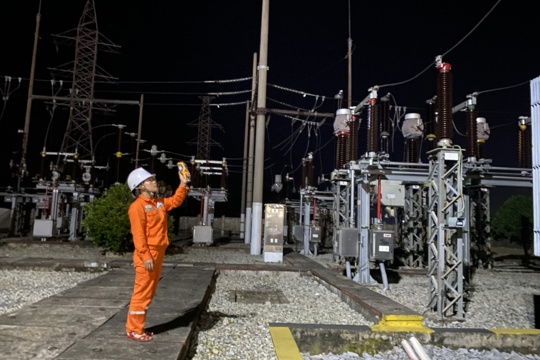 Phía sau ánh sáng giao thừa 