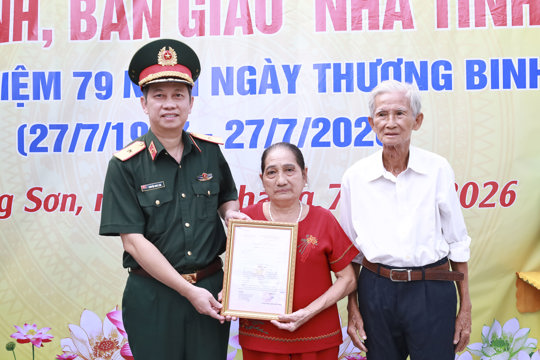 Trao tặng nhà tình nghĩa cho thương binh ở xã Hương Sơn