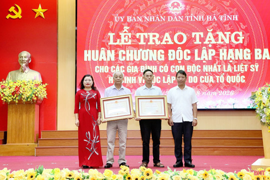 Trao Huân chương Độc lập hạng Ba cho 2 gia đình có con độc nhất là liệt sĩ