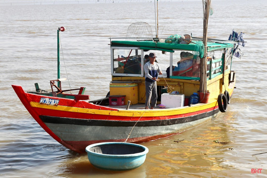 Giá nhiên liệu "hạ nhiệt", ngư dân Hà Tĩnh thêm động lực vươn khơi