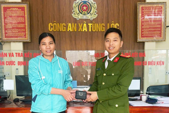 Công dân xã Tùng Lộc trả lại gần 20 triệu đồng cho người đánh rơi