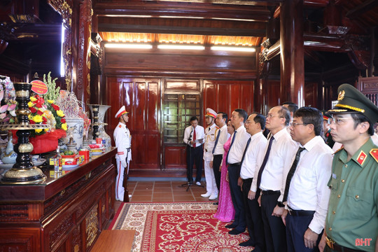 Lãnh đạo tỉnh Hà Tĩnh dâng hương tưởng niệm Chủ tịch Hồ Chí Minh nhân kỷ niệm các ngày lễ lớn 
