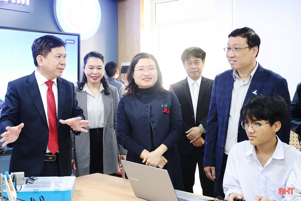 Học sinh trường Chuyên Hà Tĩnh hào hứng với phòng học STEM hiện đại