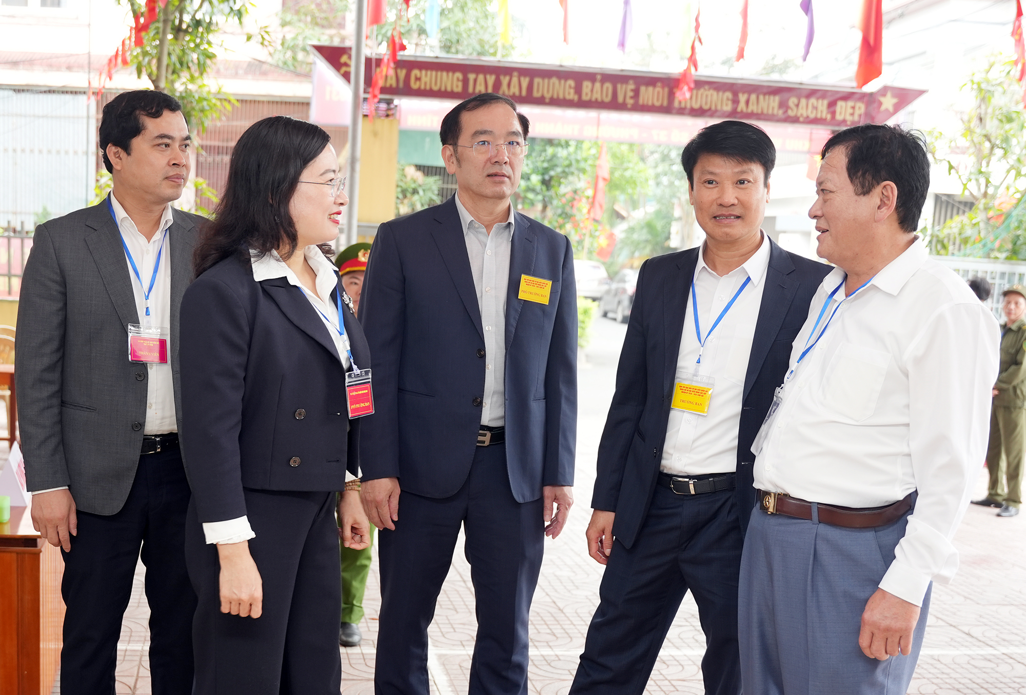 Phó Chủ tịch UBND tỉnh Nguyễn Thị Nguyệt kiểm tra công tác bầu cử tại phường Thành Sen