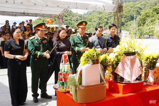 Trang trọng lễ đón hài cốt liệt sỹ quân tình nguyện Việt Nam hy sinh tại Lào về nước