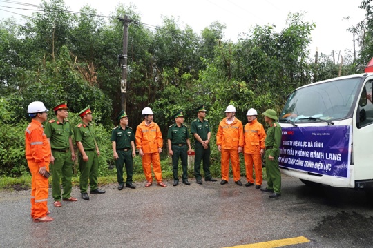 Công ty Điện lực Hà Tĩnh tổng lực ra quân giải phóng hành lang an toàn lưới điện cao áp 