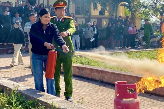 Nâng cao ý thức, kỹ năng PCCC, CNCH cho cán bộ, công nhân viên và người dân trên địa bàn xã Đan Hải 