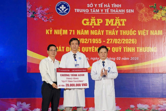 Agribank Chi nhánh Hà Tĩnh trao tặng “Quỹ tình thương” cho Trung tâm Y tế Thành Sen 