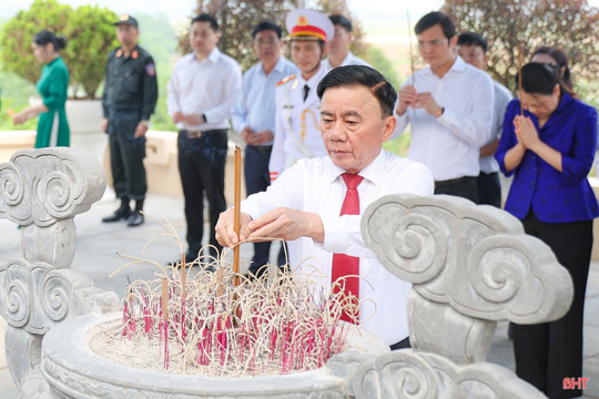 Thường trực Ban Bí thư Trần Cẩm Tú tri ân Tổng Bí thư Trần Phú, các anh hùng liệt sỹ, Mẹ Việt Nam anh hùng ở Hà Tĩnh
