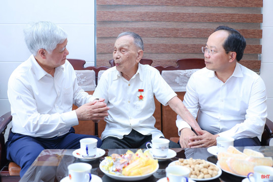 Phó Chủ tịch Thường trực Quốc hội tặng quà người cao tuổi tại Hà Tĩnh 