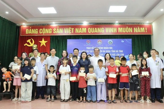 Trao 270 suất quà hỗ trợ bệnh nhi nhân dịp năm học mới