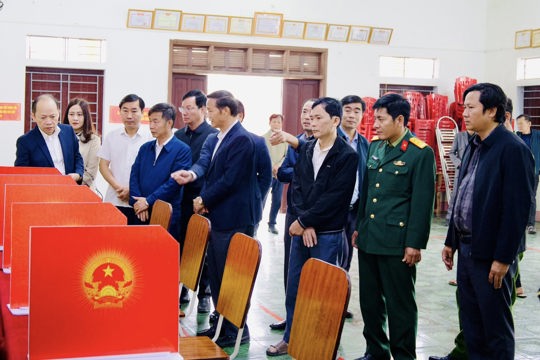 Phó Bí thư Thường trực Tỉnh ủy Nguyễn Hồng Lĩnh kiểm tra công tác chuẩn bị tại khu vực bỏ phiếu ở xã Hồng Lộc