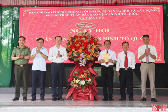 Chủ tịch UBND tỉnh chung vui Ngày hội toàn dân bảo vệ ANTQ tại xã Toàn Lưu 