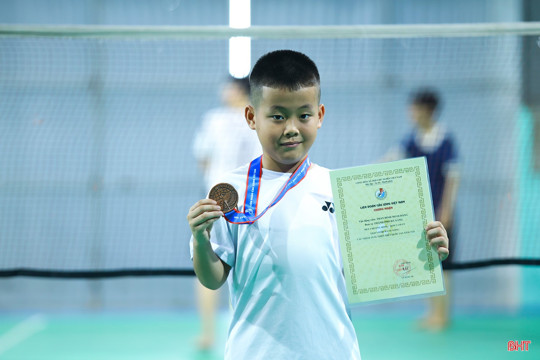Cậu bé 8 tuổi người Hà Tĩnh giành huy chương cầu lông quốc gia