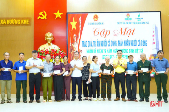 Trao 1.000 phần quà tri ân người có công tại Hương Khê